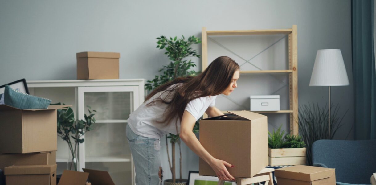 Kvinna som packar flyttlådor